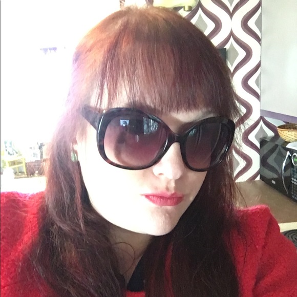 Meet your Posher, Amanda - Picture 2 of 4